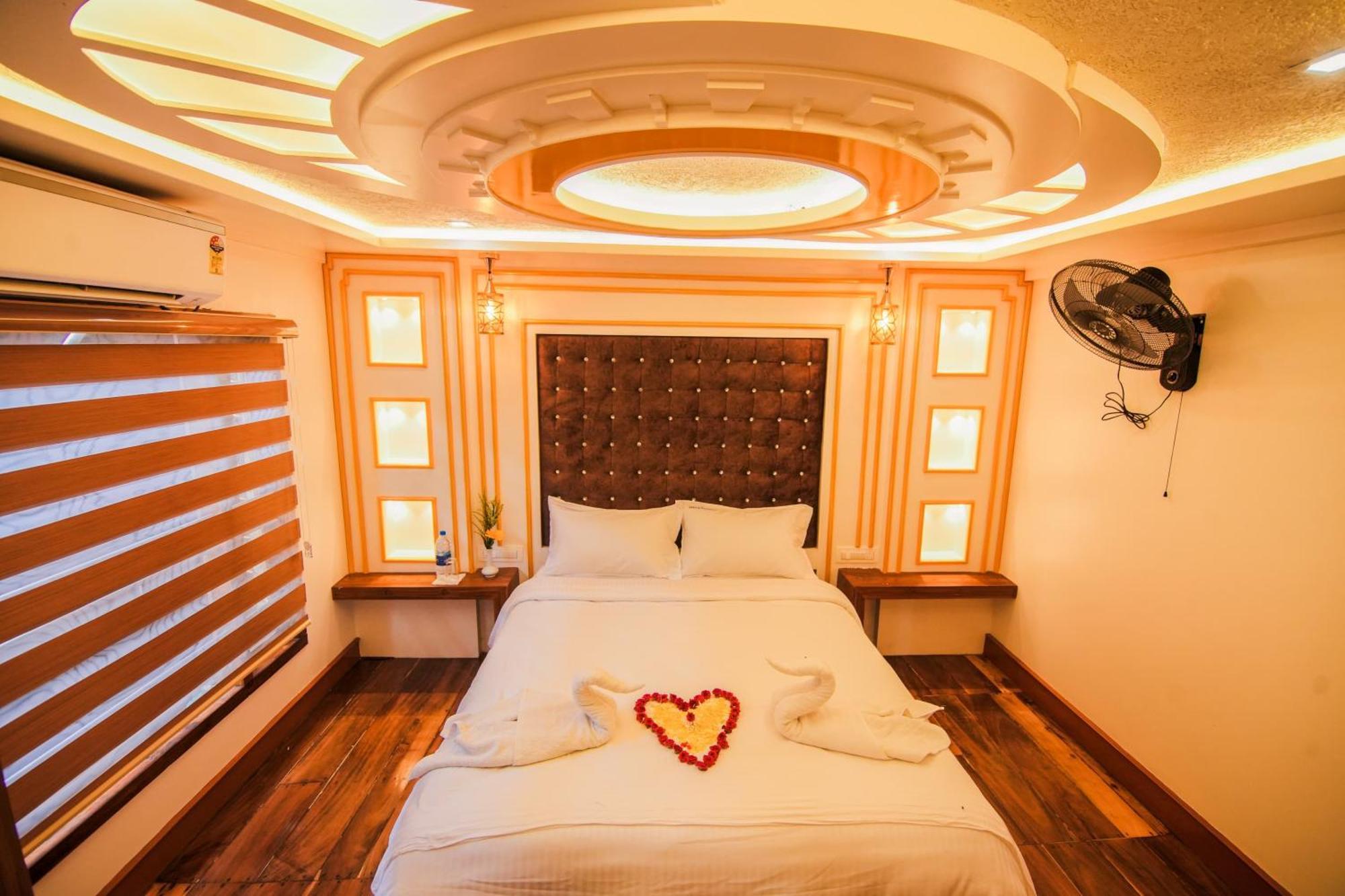 Kera Houseboats Alleppey アーラップーザ県 エクステリア 写真